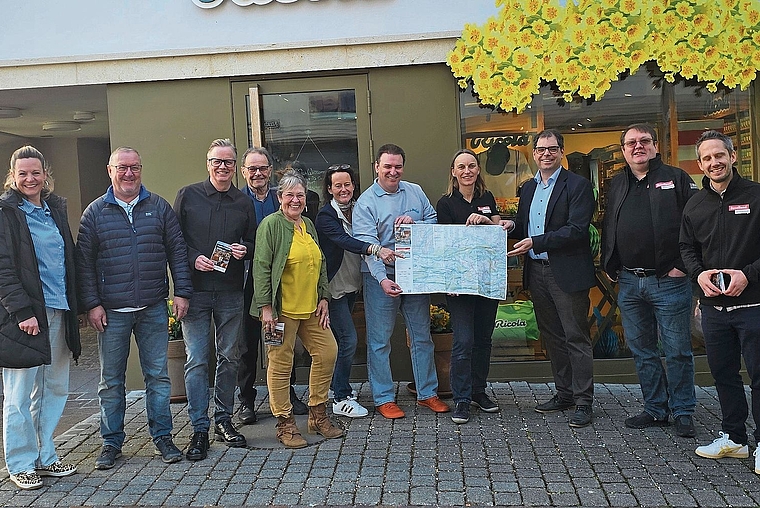 Sie alle, und noch einige mehr, steuerten ihre Arbeit und ihr Know-how bei: Das Resultat, die «Erlebniskarte Laufen & Region» können sie nun stolz präsentieren. Foto: Melanie Brêchet