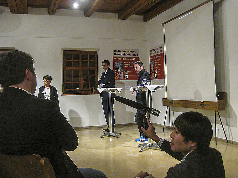 Mit japanischem Fernsehteam: Die Grundeinkommen-Diskussion führten Balz Stückelberger (Mitte) und Daniel Häni (r.) Foto: Caspar Reimer