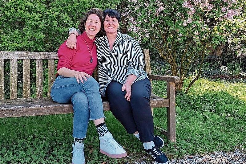 Der Frühling macht den Anfang: Mit «Holy Wow!» stellen die beiden Kuratorinnen Julia Sommerfeld (l.) und 
Barbara van der Meulen den Klostergarten ins Zentrum. Foto: Jeannette Weingartner