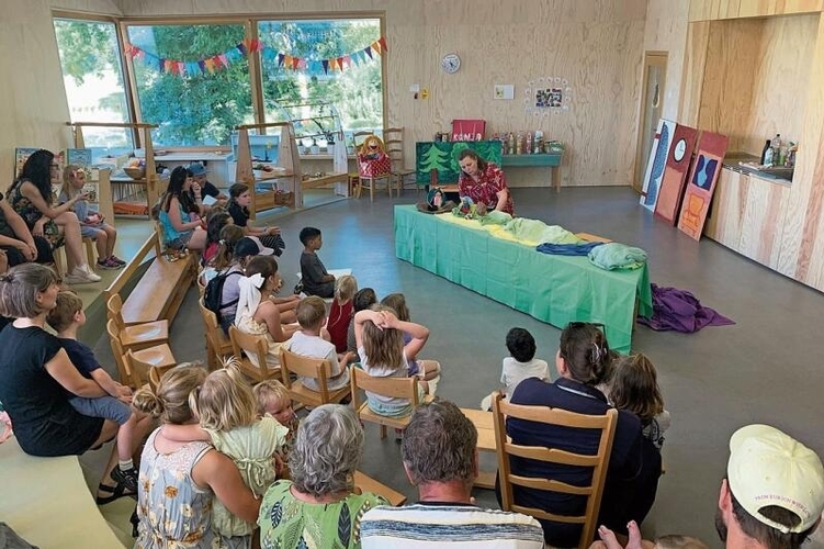 Heimelig: Holz, runde Formen und eine Rampe mit Sitzarena, um die Höhendifferenz zu überwinden, sind Merkmaler im Inneren. Die Kindergartenlehrerin Sandra Locher führt ein Puppenspiel auf.