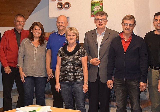 De neuen Gemeinderäte: (v.l.) Marc Maurer, , Peter Hoferer Nadine Borer und Jean-Claude Borer (GP). Abtretende Räte: Ursula Borer (exGP), Reinhard Studer, Roland Flückiger, Peter Borer und Manuela Sender. Auf dem Bild fehlt die neue Gemeinderätin