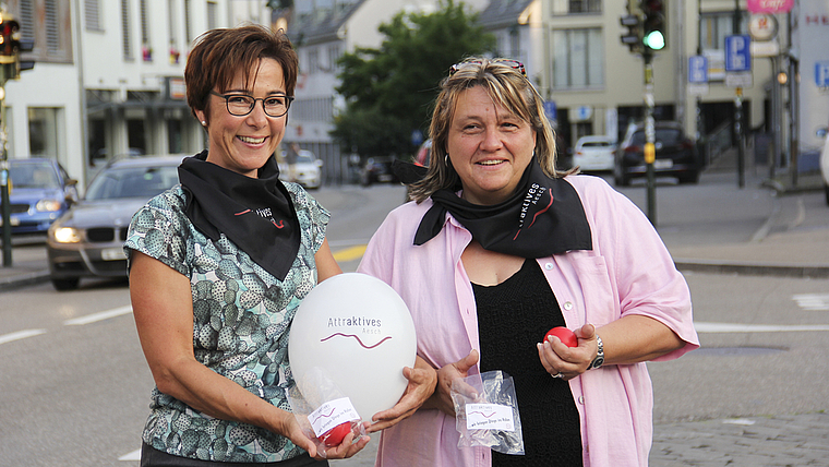 Neues Logo und viele Gadgets: Auch an der bevorstehenden Kulturnacht will der Verein «Attraktives Aesch» offensiver auftreten, sagen Isabelle Wipf (Co-Präsidentin, rechts) und Katharina Büeler (Kommunikation). Foto: Tobias Gfeller