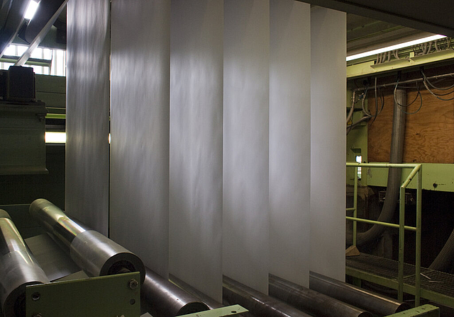 Papier, ein alltägliches Produkt: 70 000 Tonnen Papier werden in der Papierfabrik in Grellingen hergestellt.  Foto: zvg