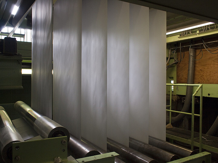 Papier, ein alltägliches Produkt: 70 000 Tonnen Papier werden in der Papierfabrik in Grellingen hergestellt. Foto: zvg