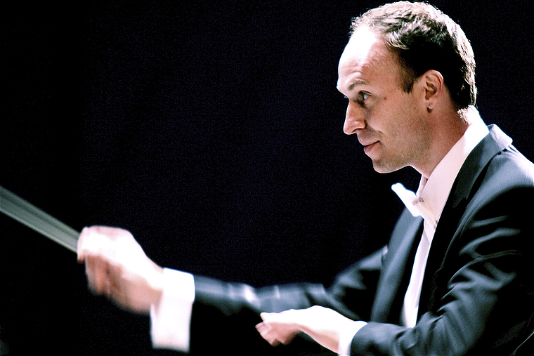 Feinsinniger Dirigent mit grossem Hintergrund: Christian Knüsel während eines Auftritts. Foto: ZVG