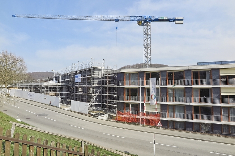 Baustelle Hofmatt: Der Bau schreitet voran – die Gemeinde beteiligt sich am 7-Millionen-Loch.  Foto: Edmondo Savoldelli