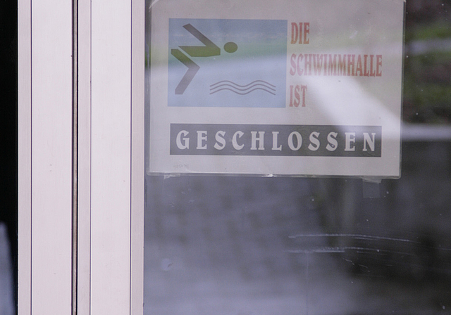 Kein Eintritt: Bis auf Weiteres trifft man vor der Schwimmhalle Gwänd auf verschlossene Türen.  Foto: Lukas Hausendorf