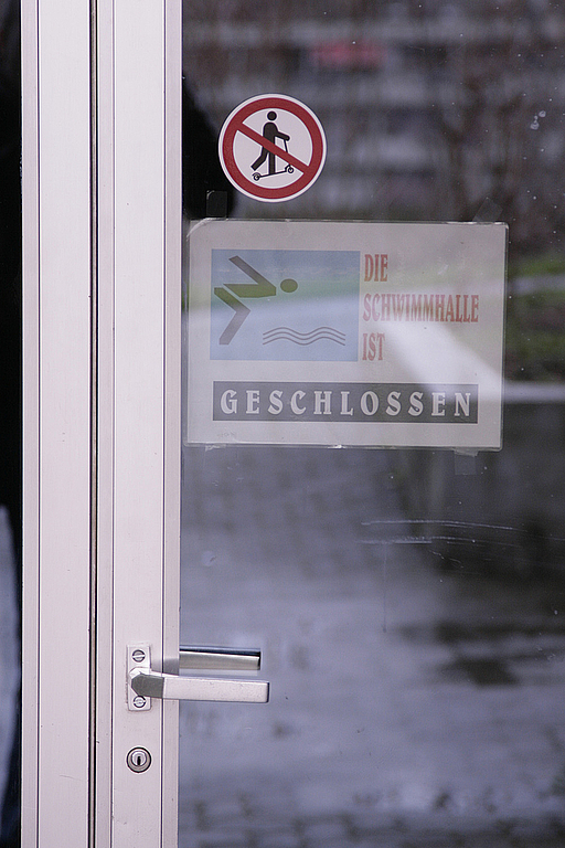 Kein Eintritt: Bis auf Weiteres trifft man vor der Schwimmhalle Gwänd auf verschlossene Türen. Foto: Lukas Hausendorf