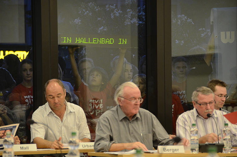 Druck von der Strasse: Die Interessengemeinschaft pro Hallenbad Reinach machte am Montag (vergebens) mobil. Foto: Heiner Leuthardt