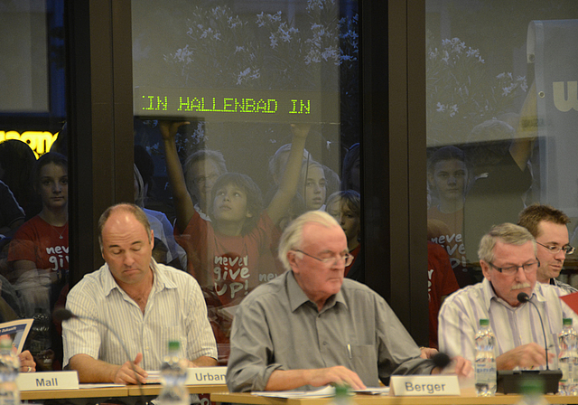 Druck von der Strasse: Die Interessengemeinschaft pro Hallenbad Reinach machte am Montag (vergebens) mobil. Foto: Heiner Leuthardt