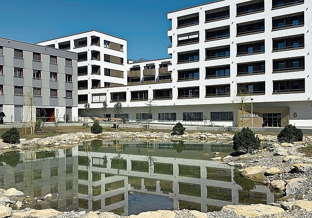 Hohe Aufenthaltsqualität: Die Wohnsiedlung Aere weist zahlreiche Grünflächen auf. Fotos: Nicolas Blust