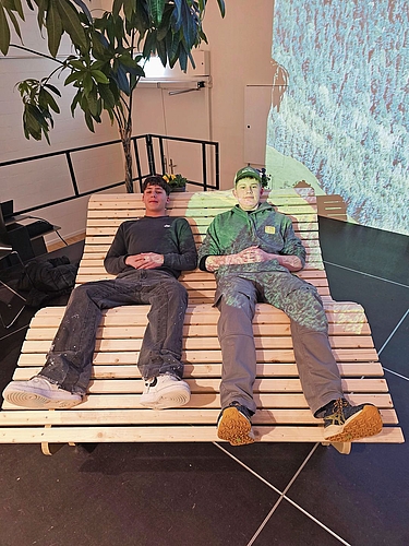 Gemütlich: Ramon Scherz (l.) und Simon Jermann bauten gleich zwei dieser Sonnenliegen. Eine davon darf zur Hirtenhütte auf dem Remel ziehen. 