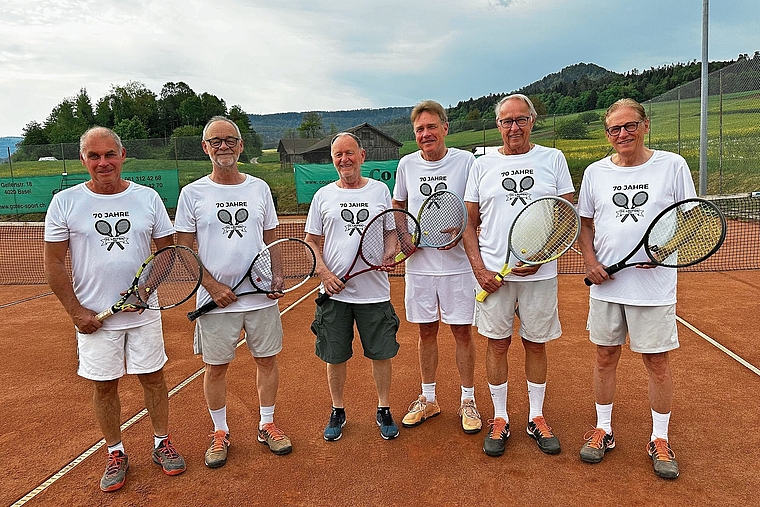 Das 60+-Team TC Laufen: (v. l.) Christoph Teuber, Stephan Jeker, Urs Jeker, René Plüss, Hanspeter Brodbeck und Thomas Tschäni.  Foto: zvg