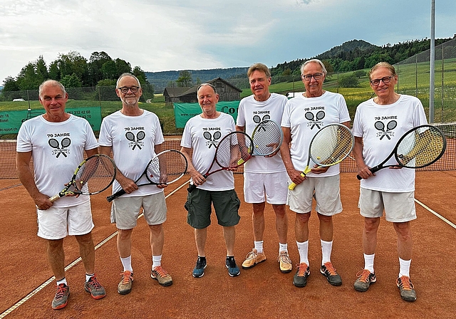 Das 60+-Team TC Laufen: (v. l.) Christoph Teuber, Stephan Jeker, Urs Jeker, René Plüss, Hanspeter Brodbeck und Thomas Tschäni.  Foto: zvg