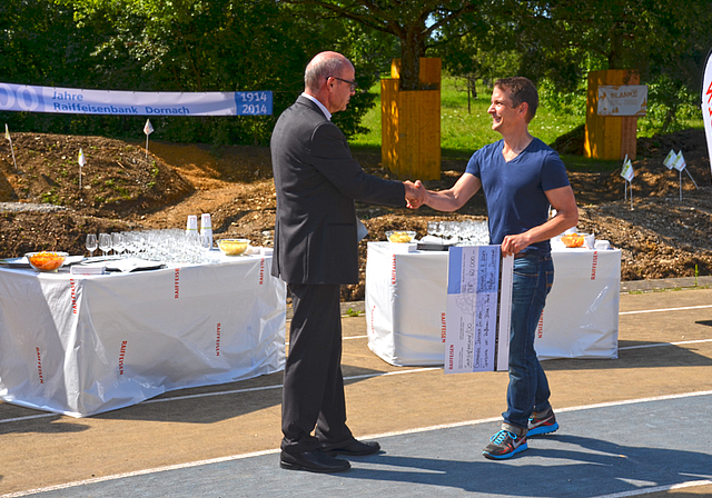 Grosszügig: Zum 100-Jahr-Jubiläum erhält Gemeindepräsident Christian Schlatter (r.) den Check über 60 000 Franken von Verwaltungsratspräsident Roland Müller für den Bike-Park und das Seilbähnli.  Foto: Jay Altenbach