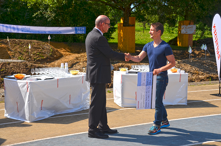 Grosszügig: Zum 100-Jahr-Jubiläum erhält Gemeindepräsident Christian Schlatter (r.) den Check über 60 000 Franken von Verwaltungsratspräsident Roland Müller für den Bike-Park und das Seilbähnli. Foto: Jay Altenbach