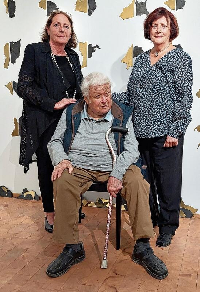 Umrissreliefs und Aquarelle: (V. l.) Kuratorin Carmen Küpfer mit den beiden Kunstschaffenden Dadi Wirz und Krassimira Drenska. Foto: Christina Buser