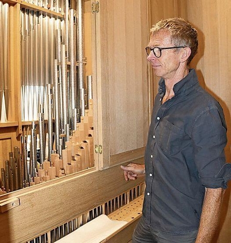 Blick ins Innere: Michael Klahre erklärt die Anordnung der Pfeifen.