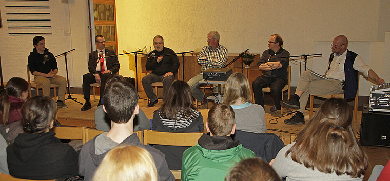 Podiumsteilnehmer: (v. l.) Glenn Steiger, Jugendlicher, Helmut Zimmerli-Menzi, Vizepräsident Kirchgemeinde, Andreas Riss, Lehrer und Kantonsrat, Rolf Gschwind, Gemeinderat Bättwil, Markus Gander, Infoklick, und Moderator Niggi Studer. Foto: Martin
