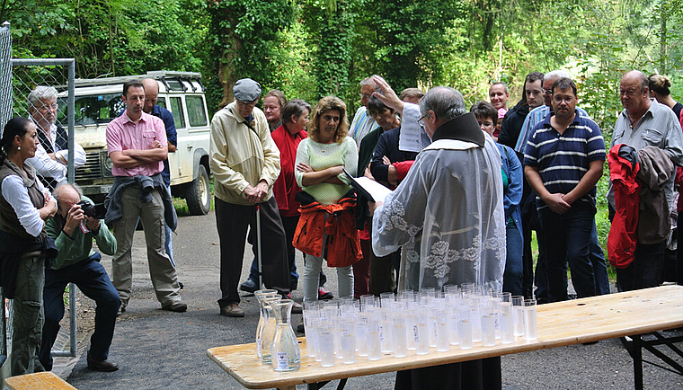 Mit allen Wassern gewaschen: Die Burgtaler feiern ihr eigenes Trinkwasser. Pfarrer Günter Hulin gibt den Segen dazu.  Foto: Bea Asper