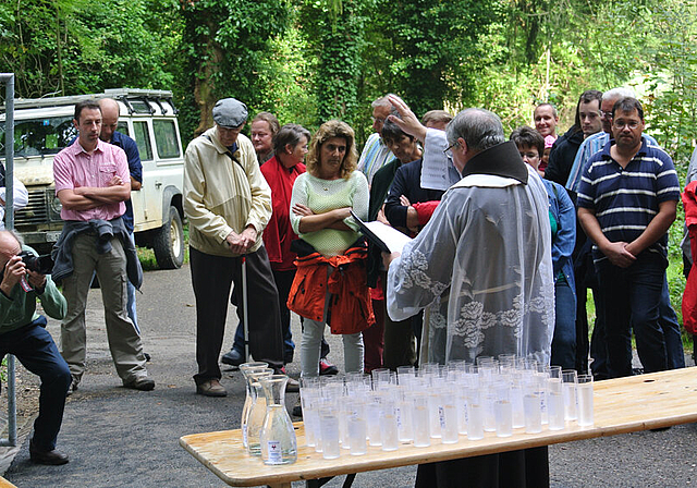 Mit allen Wassern gewaschen: Die Burgtaler feiern ihr eigenes Trinkwasser. Pfarrer Günter Hulin gibt den Segen dazu.  Foto: Bea Asper