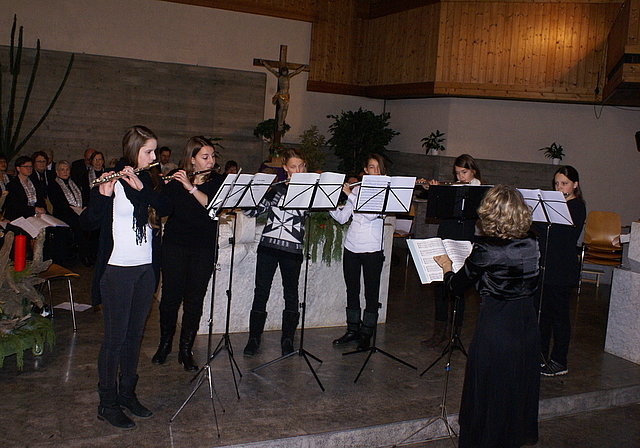 Adventsmusik: Querflötenspielerinnen der Musikschule unter der Leitung von Miriam Terragni.   Foto: Jürg jeanloz