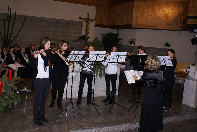 Adventsmusik: Querflötenspielerinnen der Musikschule unter der Leitung von Miriam Terragni.   Foto: Jürg jeanloz