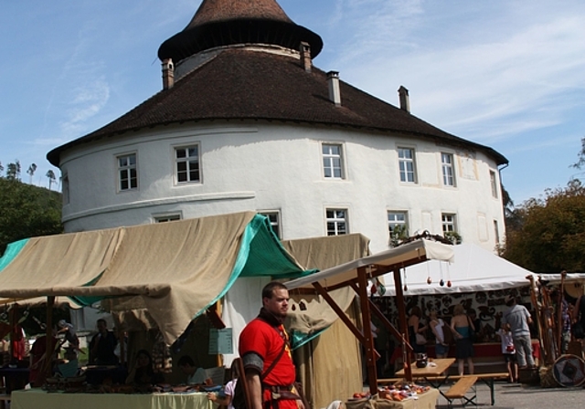 Markt: Vor dem Schloss bieten verschiedene Marktfahrer ihre mittelalterliche Ware feil.