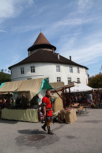 Markt: Vor dem Schloss bieten verschiedene Marktfahrer ihre mittelalterliche Ware feil. Markt: Vor dem Schloss bieten verschiedene Marktfahrer ihre mittelalterliche Ware feil.
