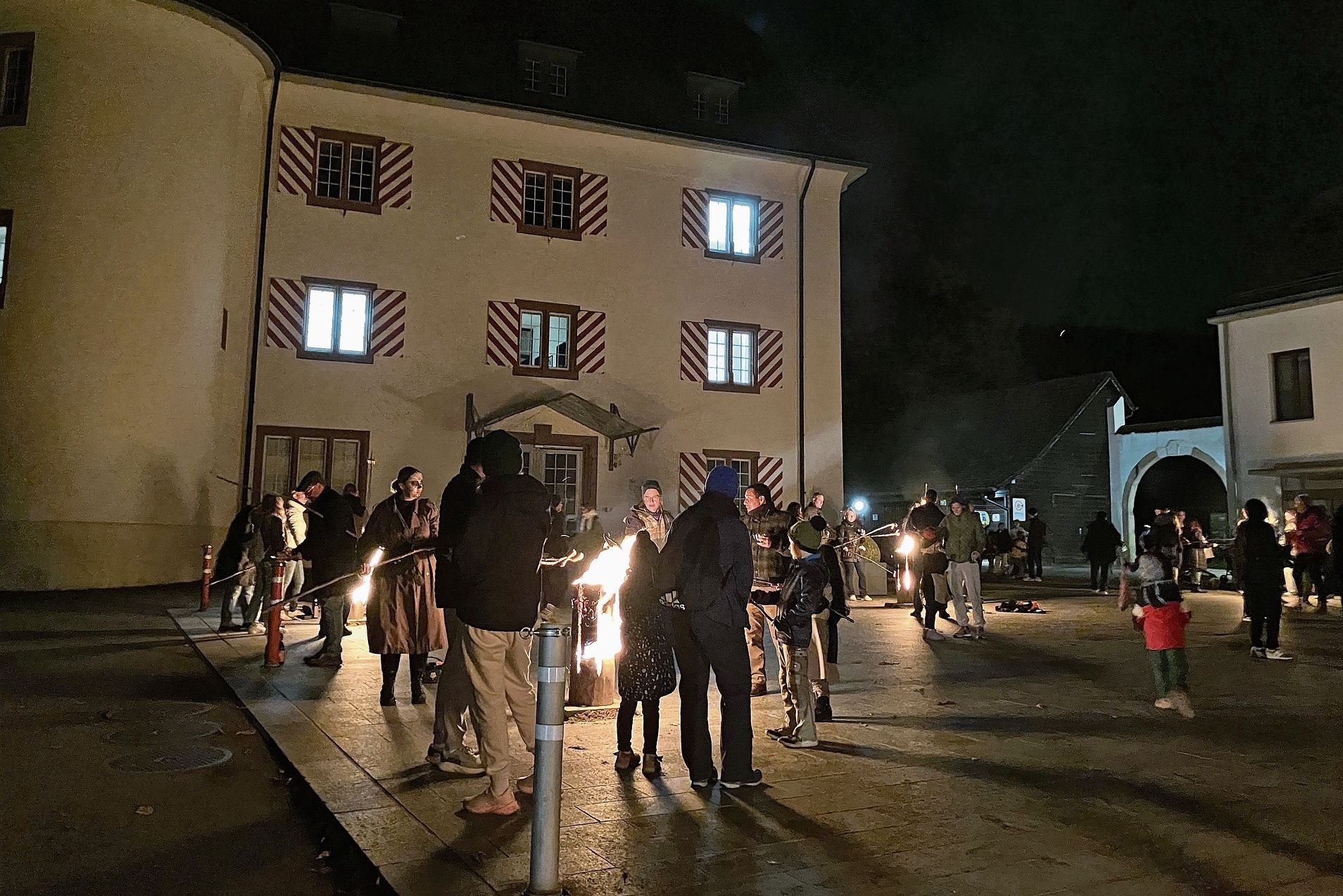 Lagerfeuerstimmung: das Samain-Fest auf dem Schlossplatz in Aesch.Fotos: Désirée Bellwald Lagerfeuerstimmung: das Samain-Fest auf dem Schlossplatz in Aesch.Fotos: Désirée Bellwald