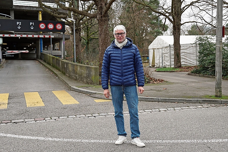Hier soll die Publikumshalle entstehen: Roman Brunner (SP) vor dem Parkhaus neben der  St. Jakobshalle. Foto: Tobias Gfeller