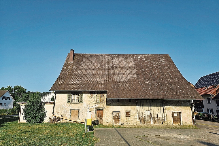 Sorgt in Brislach für hitzige Diskussionen: das Studerhaus im Dorfkern. Foto: Melanie Brêchet