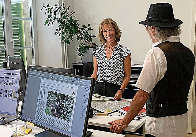 Auf der Redaktion des Wochenblatts: Redaktionsleiterin Gaby Walther im Gespräch mit Jonas Lenz, Spurenleser der Detektei Laufental. Foto: Stefan Biedermann
