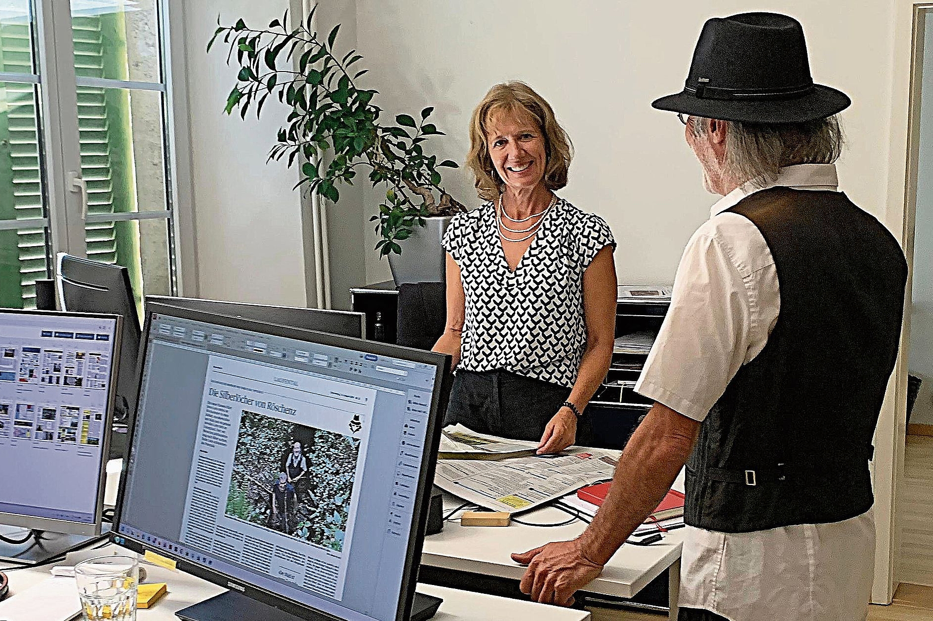 Auf der Redaktion des Wochenblatts: Redaktionsleiterin Gaby Walther im Gespräch mit Jonas Lenz, Spurenleser der Detektei Laufental. Foto: Stefan Biedermann Auf der Redaktion des Wochenblatts: Redaktionsleiterin Gaby Walther im Gespräch mit Jonas Lenz, Spurenleser der Detektei Laufental. Foto: Stefan Biedermann