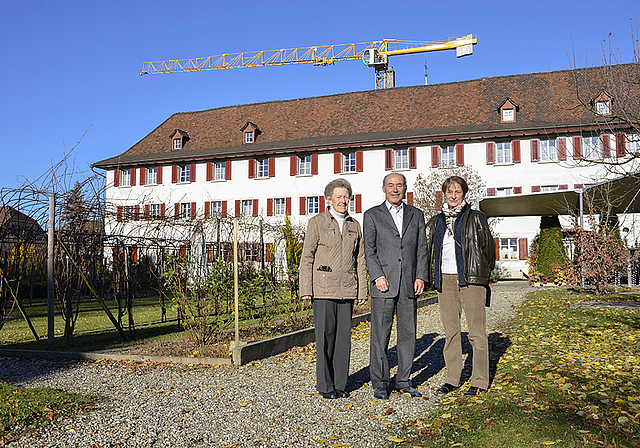 Verlangen Marschhalt: Gabriela Widmer (l.), Joe Dietlin und Franzisca Berther vom Verein «Freunde des Kloster Dornach».  Foto: Thomas Kramer
