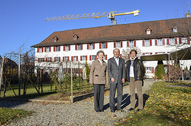 Verlangen Marschhalt: Gabriela Widmer (l.), Joe Dietlin und Franzisca Berther vom Verein «Freunde des Kloster Dornach».  Foto: Thomas Kramer