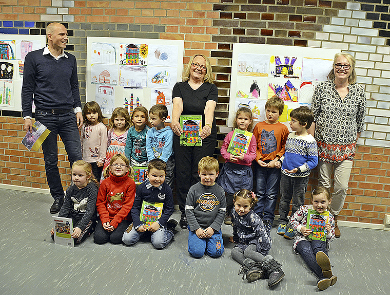 Die kleinen Künstler vor ihren Werken: Stolz zeigen sie den «Schwarzbueb» mit ihrer Lehrerin Patricia Stich (r.), Kalenderfrau Ulla Fringeli (Mitte) und Thomas Kramer von der AZ Anzeiger AG.   Foto: Roland Bürki