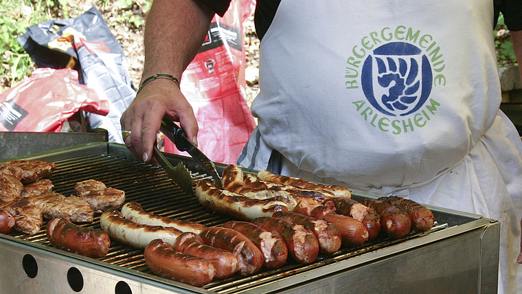Macht Hunger: Cervelat, Bratwurst, Plätzchen – verführerisch gut grilliert vom Grillmeister der Bürgergemeinde. Foto: Barbara Nüesch