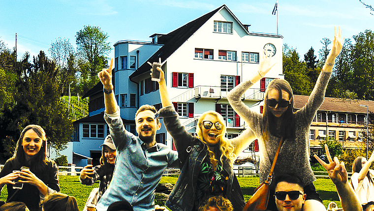 Vorfreude: Die Jubiläumsfeierlichkeiten locken mit einem starken Programm auf den Erlenhof. Bild: ZVG / Jade Masri