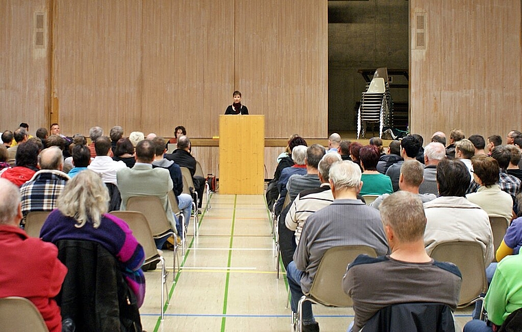 Premiere: Gemeindevizepräsidentin Regina Jeger allein vor 141 Stimmberechtigten. Foto: Roland Bürki