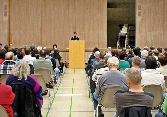 Premiere: Gemeindevizepräsidentin Regina Jeger allein vor 141 Stimmberechtigten.   Foto: Roland Bürki