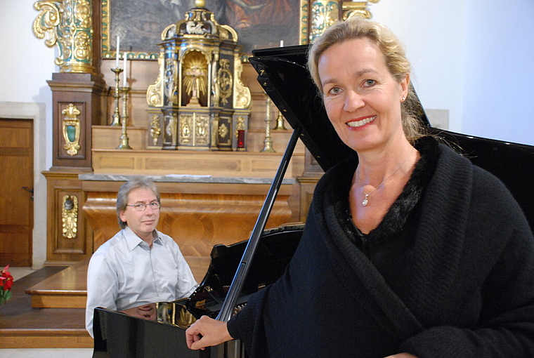 Vor dem frisch renovierten Hochaltar in der Klosterkirche: Starsopranistin Marion Ammann und Pianist Hartwig Joerges. Foto: Thomas Brunnschweiler