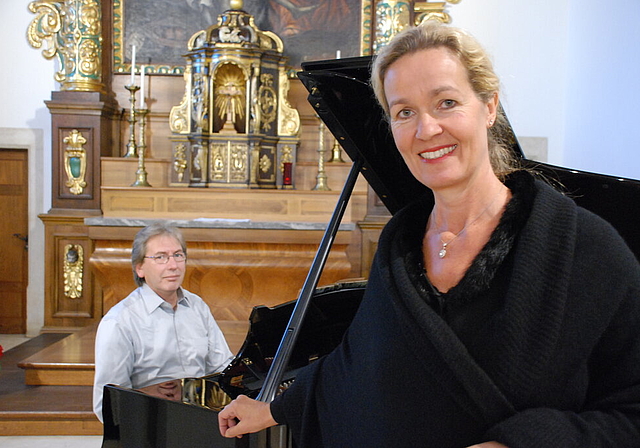 Vor dem frisch renovierten Hochaltar in der Klosterkirche: Starsopranistin Marion Ammann und Pianist Hartwig Joerges.  Foto: Thomas Brunnschweiler