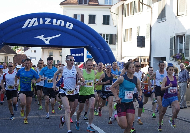 Der Moment nach dem Startschuss: Insgesamt nahmen über 800 Läuferinnen und Läufer den Weg von Dornach hinauf nach Gempen unter die Füsse.  Foto: Oliver Sterchi