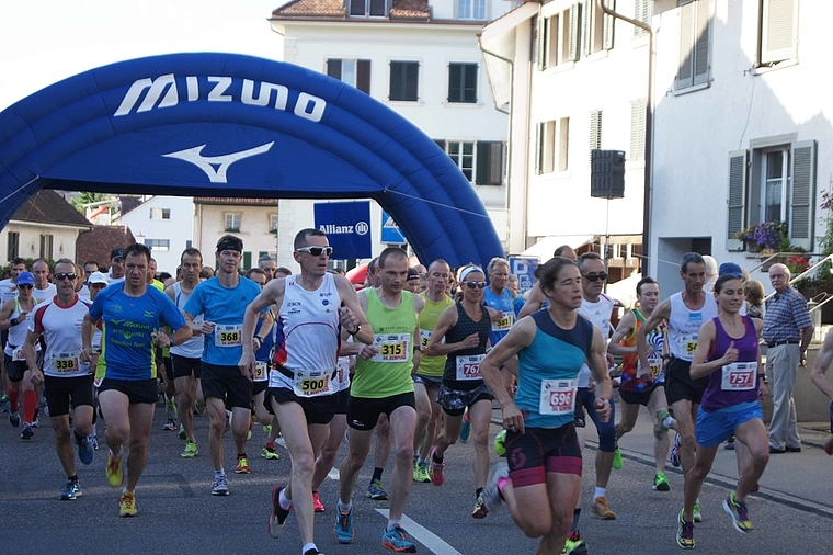 Der Moment nach dem Startschuss: Insgesamt nahmen über 800 Läuferinnen und Läufer den Weg von Dornach hinauf nach Gempen unter die Füsse. Foto: Oliver Sterchi