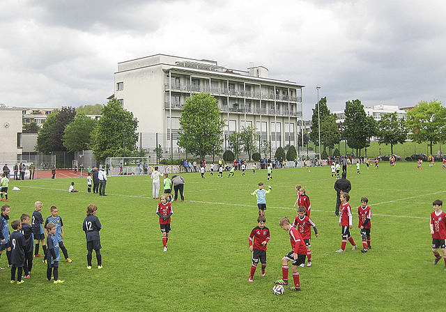 Jubel nach Spielschluss: Auch dank Ivano Biancavilla (l.) und Mirco Maissen steht der FC Reinach erstmals in seiner Vereinsgeschichte in einem Halbfinal des Basler Cups.  Foto: Alan Heckel