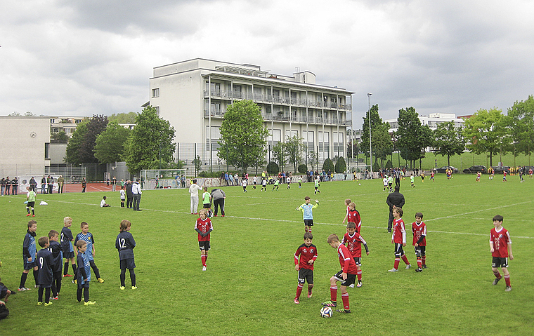 Noch wird hier Fussball gespielt: Am «1. Rynacher Pfingstcup» spielten am Samstag und Montag Junioren-Mannschaften aus der ganzen Region – hier auf dem Platz, der in wenigen Jahren dem WBZ-Neubau weichen wird.  Foto: Caspar Reimer