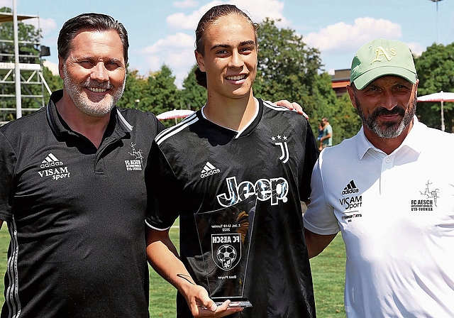 Bleibende Erinnerung: 2022 übergab Andrea Marescalchi (l.) dem Juventus-Spieler Kenan Yildiz (Mitte) die Auszeichnung als bester Spieler. Unterstützt wurde er von Massimo Ceccaroni (r.), der später auch Trainer der ersten Mannschaft wurde. Foto: e