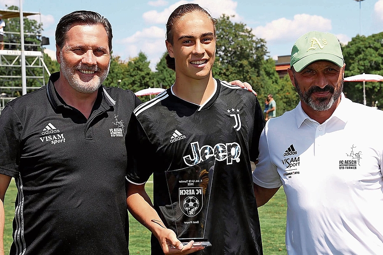 Bleibende Erinnerung: 2022 übergab Andrea Marescalchi (l.) dem Juventus-Spieler Kenan Yildiz (Mitte) die Auszeichnung als bester Spieler. Unterstützt wurde er von Massimo Ceccaroni (r.), der später auch Trainer der ersten Mannschaft wurde. Foto: e