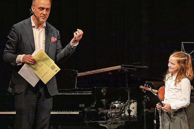 Jeder Millimeter entscheidet: Der Musikschulleiter Lucas Rössner lobt die Tonreinheit, welche die junge Geigerin Kira Perevozna bereits auf Stufe 1 beherrscht. Fotos: Martin Staub Jeder Millimeter entscheidet: Der Musikschulleiter Lucas Rössner lobt die Tonreinheit, welche die junge Geigerin Kira Perevozna bereits auf Stufe 1 beherrscht. Fotos: Martin Staub
